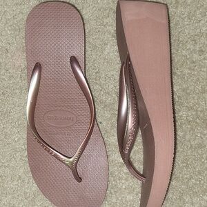 Havaianas Dark Rose Gold Wedge Sandals. Flip Flop Heels. Like NEW. Sz 9/10.